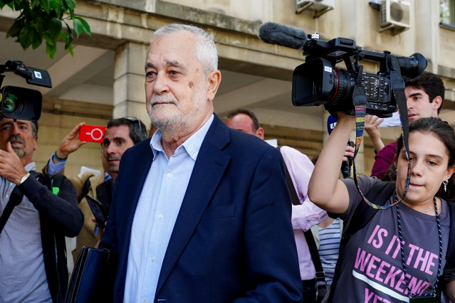 El expresidente de la Junta de Andalucía, José Antonio Grinán saliendo de  los juzgados