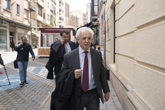 El abogado de Manuel Baltar, Juan Ramón Montero, a su llegada al Juzgado de lo Penal de Zamora.