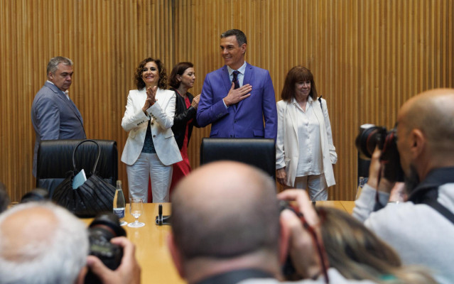 (I-D) La vicesecretaria general del PSOE y ministra de Hacienda, María Jesús Montero; el presidente del Gobierno y secretario general del PSOE, Pedro Sánchez y la presidenta del PSOE y vicepresidenta del Senado, Cristina Narbona, aplauden a su llegada a u