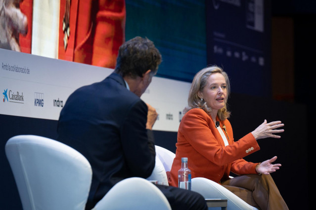 La vicepresidenta primera y ministra de Economía, Nadia Calviño, y el presidente del Cercle d'Economia, Jaume Guardiola, durante la última jornada de la 38 reunión del Cercle d’Economia, en el Hotel W de Barcelona.