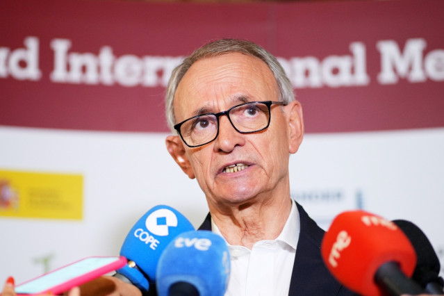 Archivo - El presidente del Consejo Económico y Social (CES), Antón Costas, en declaraciones a los medios en la Universidad Internacional Menéndez Pelayo de Santander.