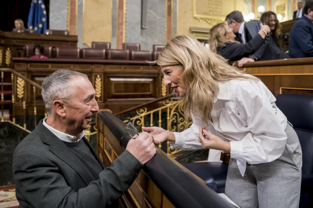 Archivo - El diputado de Compromís en el Congreso, Joan Baldoví y la vicepresidenta segunda y ministra de Trabajo y Economía Social, Yolanda Díaz, durante una sesión plenaria en el Congreso