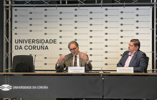 El ministro de Universidades, Joan Subirats, y el rector de la Universidade da Coruña (UDC), Julio Abalde, en rueda de prensa