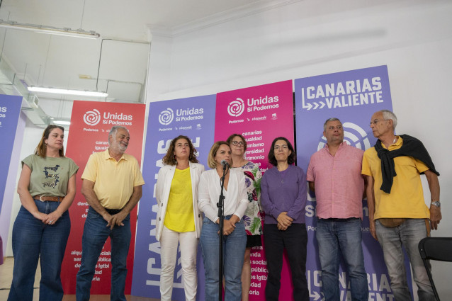 La consejera de Derechos Sociales, Igualdad, Diversidad y Juventud y candidata de Unidas Sí Podemos a la Presidencia de Canarias, Noemí Santana (c), la candidata de Podemos a la Alcaldía de Las Palmas de Gran Canaria, Gemma Martínez (3i), y el candidato d