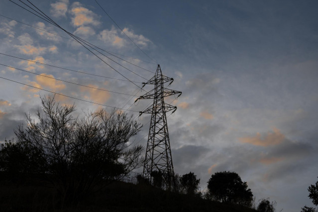 Archivo - Tendido eléctrico, a 31 de diciembre de 2022, en Barcelona, Cataluña (España).