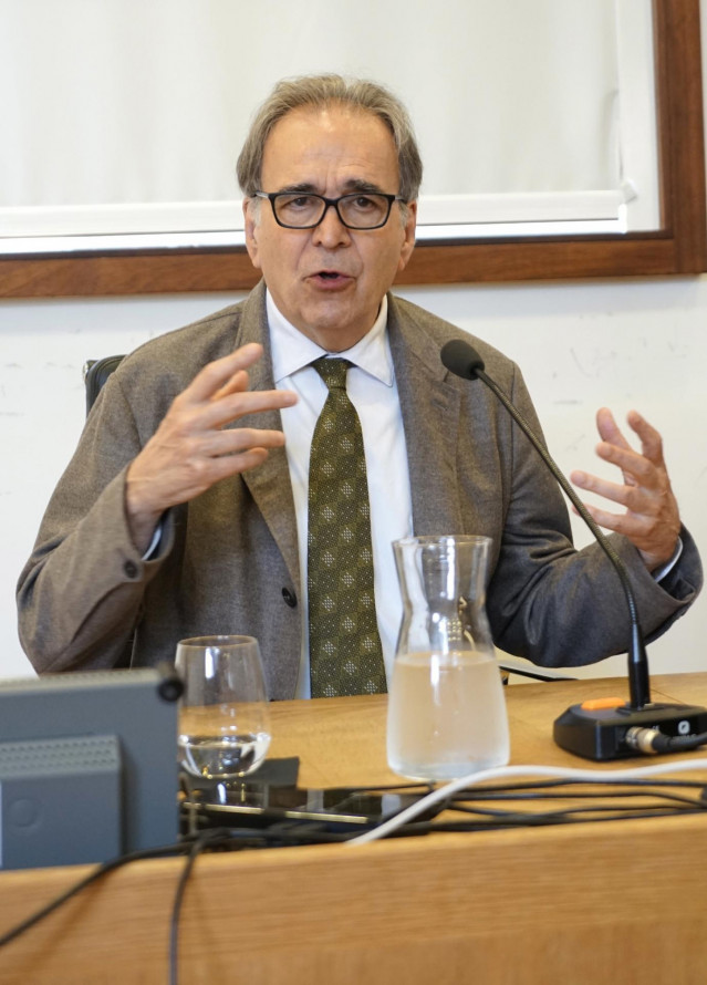 El ministro de Universidades, Joan Subirats, durante su visita a la  Universidad de Vigo, donde se ha reunido con el rector y el equipo de gobierno en el Edificio Ernestina Otero, a 1 de junio de 2023, en Vigo, Pontevedra, Galicia (España).