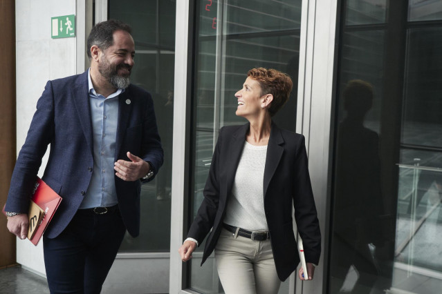 La candidata del Partido Socialista de Navarra a la Presidencia del Gobierno de Navarra, María Chivite, y el portavoz de PSN PSOE, Ramón Alzorriz, llegan al Parlamento foral para reunirse con la candidata de Geroa Bai a la Presidencia de Navarra, a 1 de j