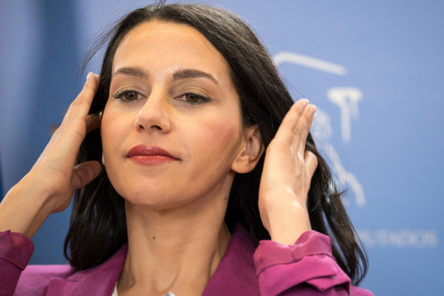 La portavoz de Ciudadanos en el Congreso, Inés Arrimadas, durante una rueda de prensa, en el Congreso de los Diputados, a 1 de junio de 2023, en Madrid (España).