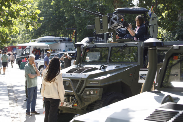 Exposición estática y dinámica de material militar organizada con motivo del Día de las Fuerzas Armadas en Granada