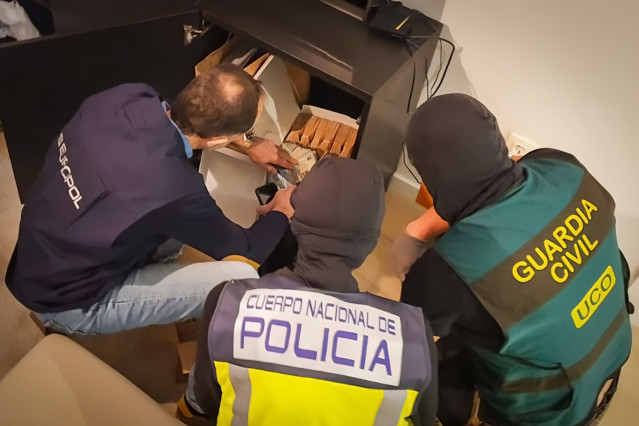 Agentes de la Guardia Civil, Policía Nacional y EUROPOL realizan una operación conjunta contra el transporte de estupefacientes entre España y Polonia.