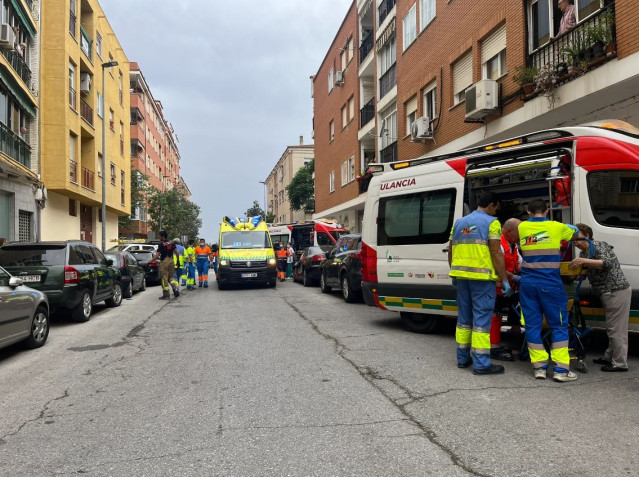 Efectivos de Criz Roja desplazados al incendio en un bloque de viviendas en Badajoz