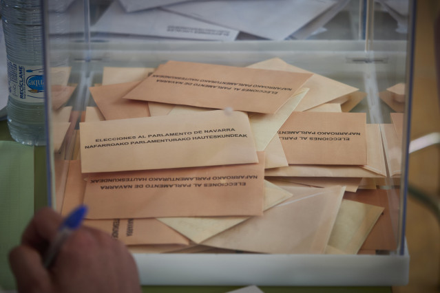 Urna con votos de las elecciones al Parlamento de Navarra en un colegio electoral.