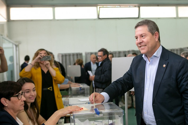 El candidato a la reelección a la Presidencia de C-LM, Emiliano García-PAge, ejerce su derecho la voto