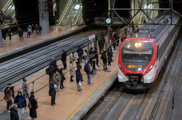 Archivo - Varias personas esperan en el andén de Cercanías, en la estación Puerta de Atocha-Almudena Grandes, a 7 de febrero de 2023, en Madrid (España).