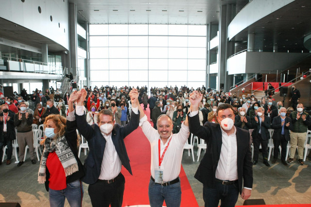 Archivo - El secretario xeral del PSdeG, Valentín González Formoso, el alcalde de Vigo, Abel Caballero, la presidenta de la Diputación de Pontevedra, Carmela Silva, y el secretario provincial del PSOE, David Regades, en el IV Congreso Provincial del PSOE.