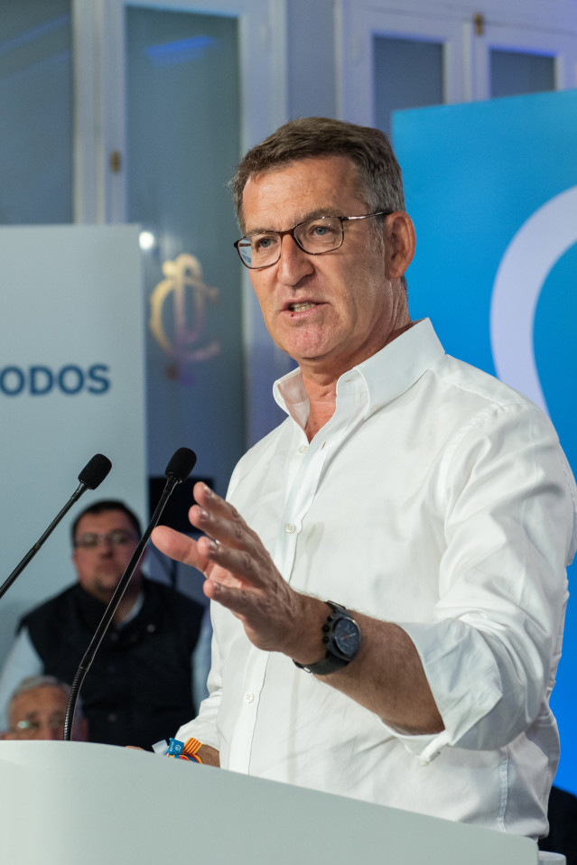 El líder del PP, Alberto Núñez Feijóo, interviene durante un acto de cierre de campaña electoral del PP, en el Casino Primitivo, a 26 de mayo de 2023, en Albacete, Castilla-La Mancha (España).