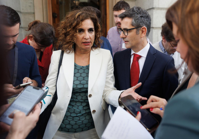 La vicesecretaria general del PSOE y ministra de Hacienda, María Jesús Montero y el ministro de la Presidencia, Relaciones con las Cortes y Memoria Democrática, Félix Bolaños, ofrecen declaraciones a los medios a su salida de una reunión con los diputados