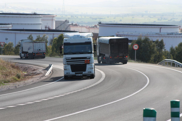 Archivo - Camiones en la carretera