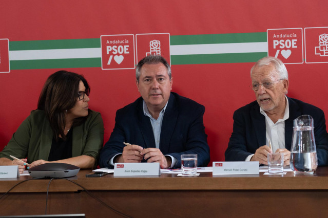 El secretario general del PSOE de Andalucía, Juan Espadas (c) junto a la portavoz del PSOE, Ángeles Ferrez, (i) y el presidente del PSOE Andaluz, Manuel Pezzi (d)  en la reunión de la Comisión Ejecutiva, a 30 de mayo de 2023, en Sevilla (Foto de archivo).