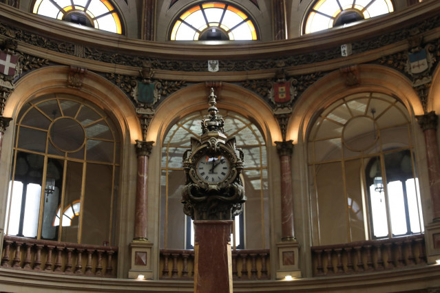 Archivo - Vista de un reloj en el Palacio de la Bolsa en Madrid (España).