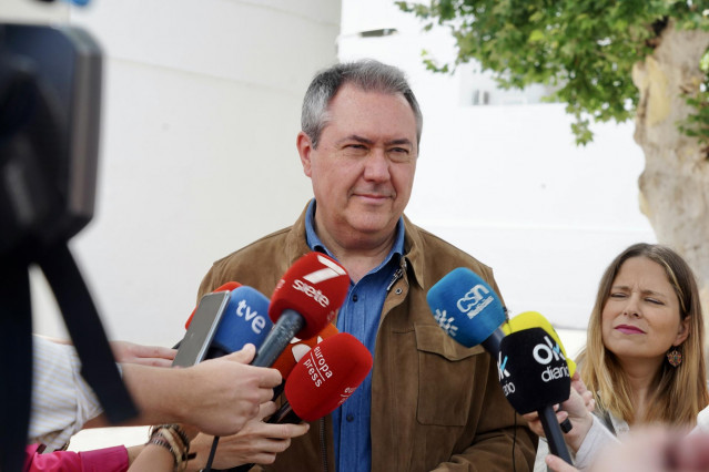 El secretario general del PSOE de Andalucía, Juan Espadas, atiende a los medios de comunicación tras ejercer su derecho al voto el 28M. (Foto de archivo).