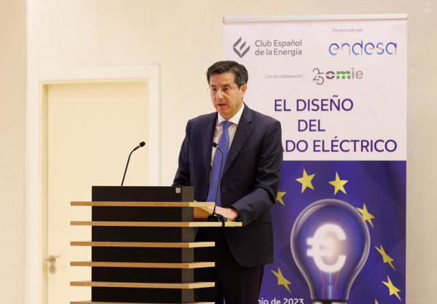 El director general de Relaciones Institucionales y Regulación de Endesa, José Casas, interviene durante una jornada sobre el diseño del mercado eléctrico organizada por el Club Español de la Energía (Enerclub), en el Colegio de Ingenieros de Caminos, Can