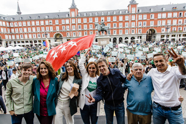 La portavoz de Más Madrid en el Ayuntamiento y candidata a la Alcaldía, Rita Maestre, la candidata a la presidencia de la Comunidad, Mónica García, el líder de Más País, Ïñigo Errejón durante un mitin de Más Madrid en la Plaza Mayor