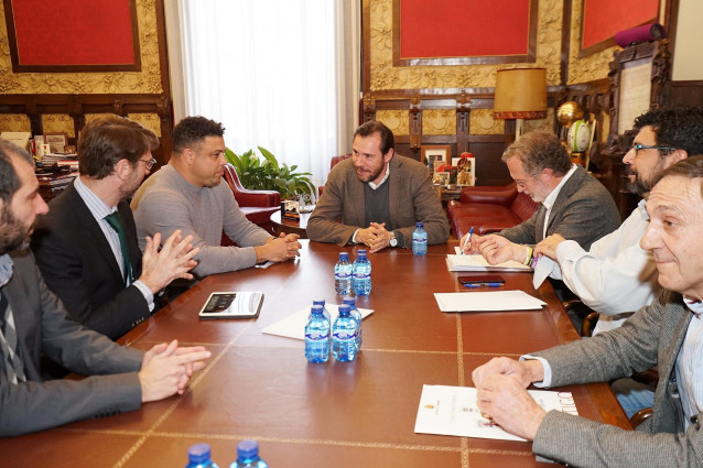 Archivo -  Óscar Puente (centro), en una de las primeras reuniones que mantuvo con Ronaldo como máximo accionista del Real Valladolid.