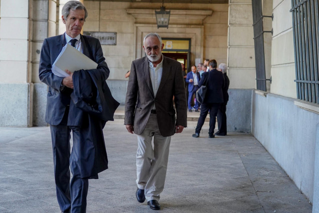 En el centro de la imagen, Fernando Villén llegando a la Audiencia de Sevilla