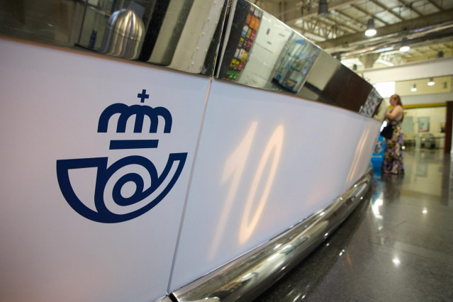 Vista de uno de los mostradores de la oficina de Correos de Cibeles, a 1 de junio de 2023, en Madrid (España). La solicitud de voto por correo puede realizarse en todas las oficinas de Correos de España. Esta petición debe ser realizada personalmente por