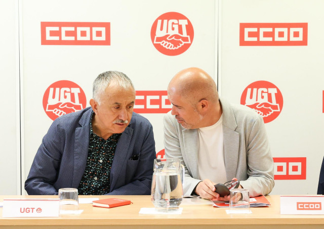 Los secretarios generales de CCOO y UGT, Unai Sordo (dcha) y Pepe Álvarez (izda)