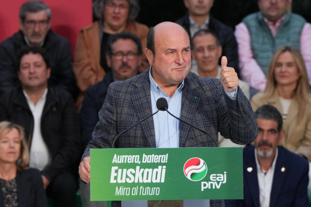 El presidente del EBB del PNV, Andoni Ortuzar, interviene durante un mitin en el Boulevard, a 24 de mayo de 2023, en San Sebastián, Gipuzkoa