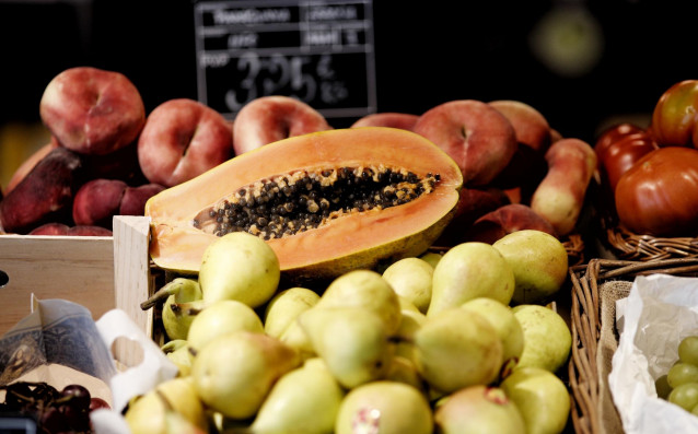 Archivo - Paraguayos, papayas, peras y tomates en un mercado.