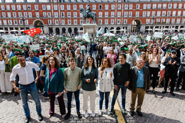 Las candidatas de Más Madrid Rita Maestre y Mónica García durante un mitin, en la Plaza Mayor, con el líder de Más País, Íñigo Errejón