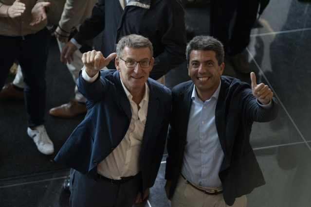 El presidente del Partido Popular, Alberto Núñez Feijóo (i), y el presidente del PP de la Comunitat Valenciana, Carlos Mazón (d), durante la reunión de la Junta Directiva Regional, en el Hotel SH Valencia Palace, a 7 de junio de 2023, en Valencia, Comunid