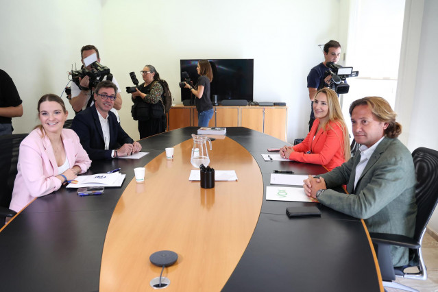 Representantes del PP y Vox, en una reunión en el Parlament.