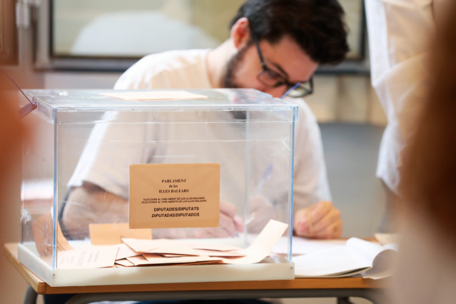 Una urna con papeletas electorales, a 28 de mayo de 2023.