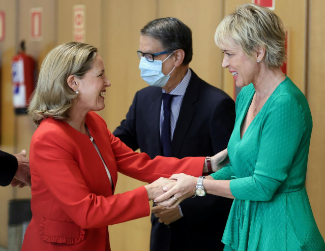 Archivo - La vicepresidenta primera y ministra de Asuntos Económicos, Nadia Calviño (i) y la secretaria de Estado de Digitalización e Inteligencia Artificial, Carme Artigas