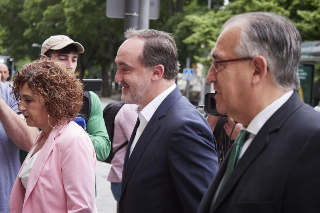 (I-D) La secretaria general de UPN, Yolanda Ibáñez, el presidente de UPN, Javier Esparza y el alcalde de Pamplona en funciones, Enrique Maya.