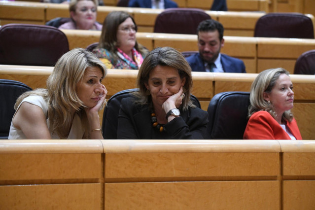 Archivo - (I-D) La vicepresidenta segunda y ministra de Trabajo, Yolanda Díaz, y la vicepresidenta tercera y ministra para la Transición Ecológica, Teresa Ribera, durante un pleno del Senado, a 25 de abril de 2023, en Madrid (España).