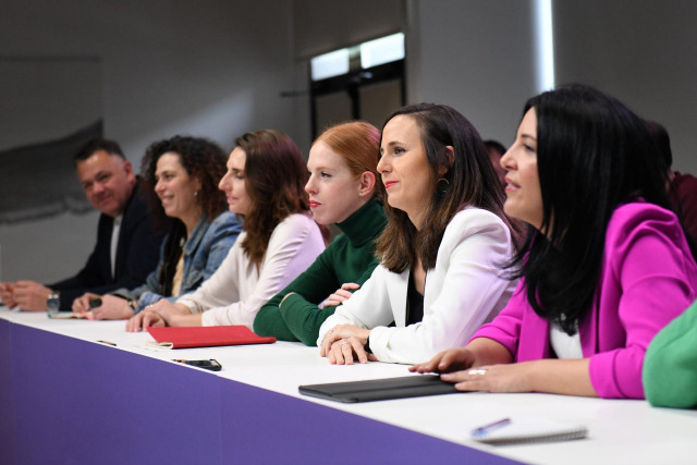 Archivo - (4I-D) La secretaria Organización de Podemos, Lilith Verstrynge; la ministra de Derechos Sociales y Agenda 2030, Ione Belarra; y la eurodiputada de la formación, Idoia Villanueva; en en la sede del partido, a 1 de abril de 2023, en Madrid, (Espa