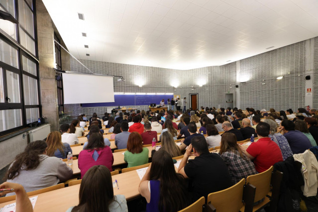 Archivo - Numerosas personas realizan las pruebas de acceso a Correos, en la Facultad de Biológicas de la Universidad Complutense de Madrid, a 7 de mayo de 2023, en Madrid (España).