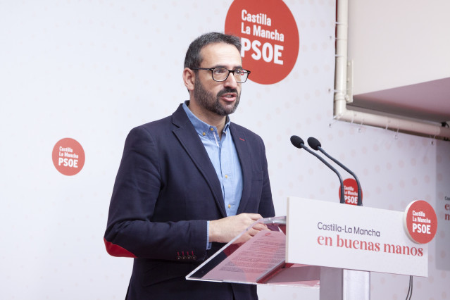 Archivo - El secretario de Organización del PSOE de Castilla-La Mancha y diputado nacional, Sergio Gutiérrez, en rueda de prensa.