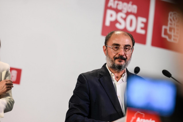 El presidente de Aragón y candidato del PSOE a la Presidencia de Aragón, Javier Lambán, realizan el seguimiento de la jornada electoral en la sede del PSOE de Aragón, a 28 de mayo de 2023, en Zaragoza, Aragón (España).