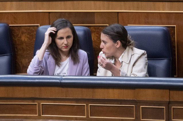 La ministra de Derechos Sociales y Agenda 2030, Ione Belarra (i) y la ministra de Igualdad, Irene Montero (d), durante una sesión plenaria, en el Congreso de los Diputados, a 11 de mayo de 2023, en Madrid (España).