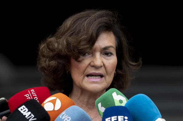 La exvicepresidenta del Gobierno, Carmen Calvo, ofrece declaraciones a los medios a su llegada a una reunión en el Teatro Real, a 2 de junio de 2023, en Madrid (España).