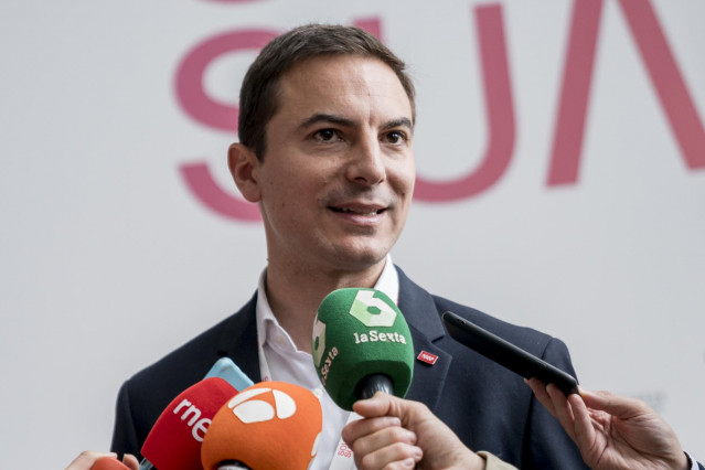 El secretario general del PSOE-M, Juan Lobato, atiende a medios a su llegada a la inauguración de la undécima edición del South Summit Madrid 2023, en La Nave, a 7 de junio de 2023, en Madrid (España).