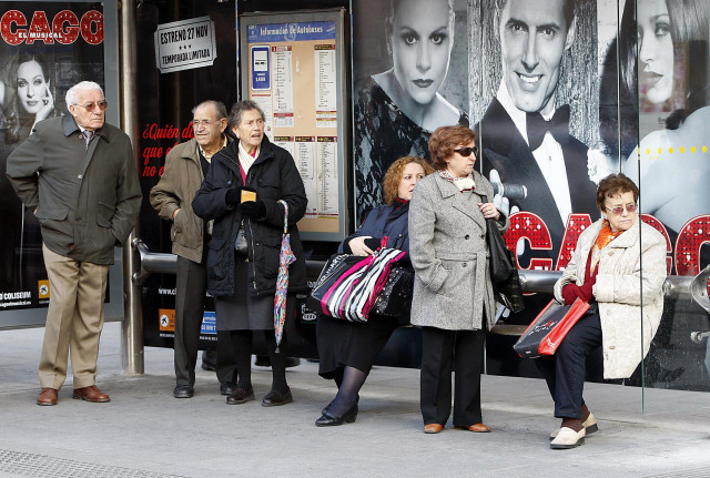Archivo - Un grupo de ancianos en una parada de autobús.