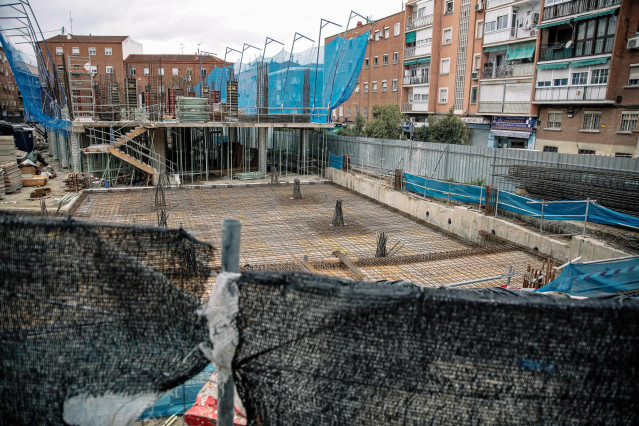 Archivo - Vista general de una obra, en construcción