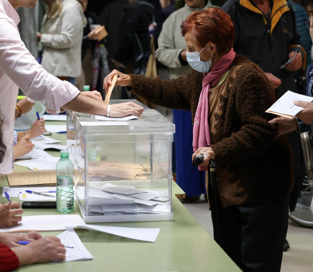 Una mujer vota en Madrid en las elecciones municipales y autonómicas del 28-M